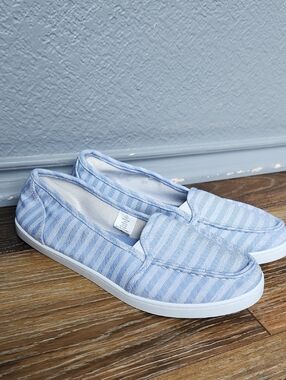NWOT Kinetic Energy Blue Stripe White Flats Pull On Shoes